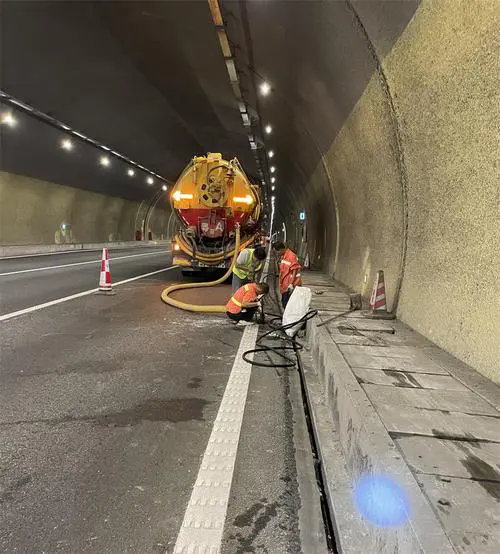 苍南隧道排水渠清淤